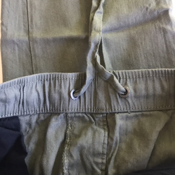 Onia Stretch Cargo Linen Jogger in Army Green - Picture 10 of 11